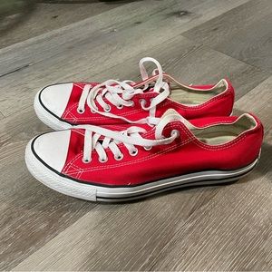 Converse: Red unisex chuck Taylor’s size 8.5m/10.5w